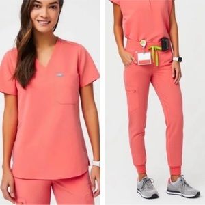 LIKE NEW FIGS Women’s Hot Coral Catarina Scrub Top AND Zamora Jogger Pants
